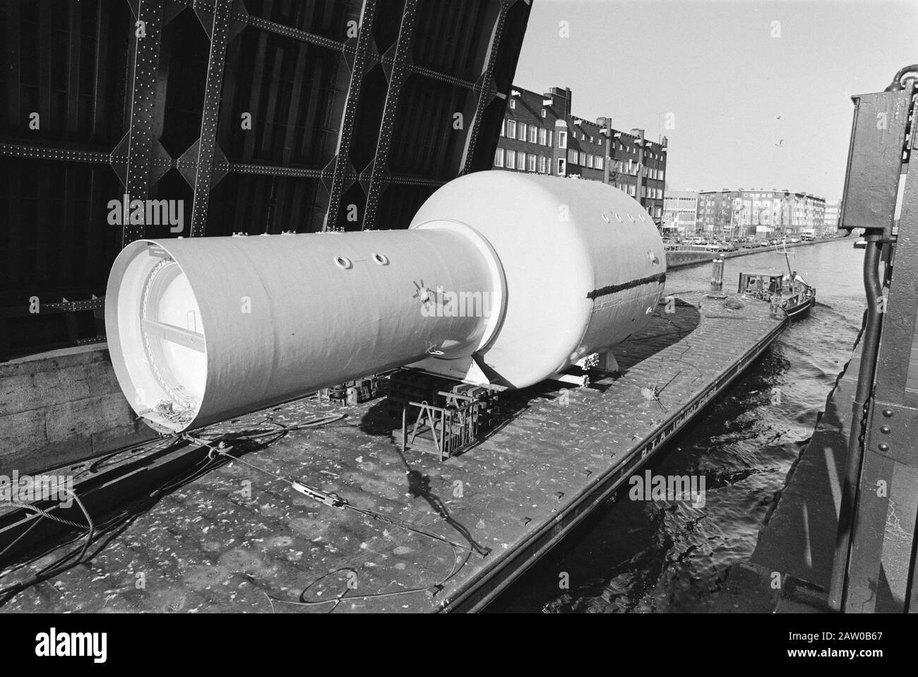 Hyper Pressure Tank (da Boerema) spostato da WG a AMC Data: 14 novembre 1983 luogo: Amsterdam, Noord-Holland Parole Chiave: Ponti, apparecchiature mediche, navi, traslochi Foto Stock