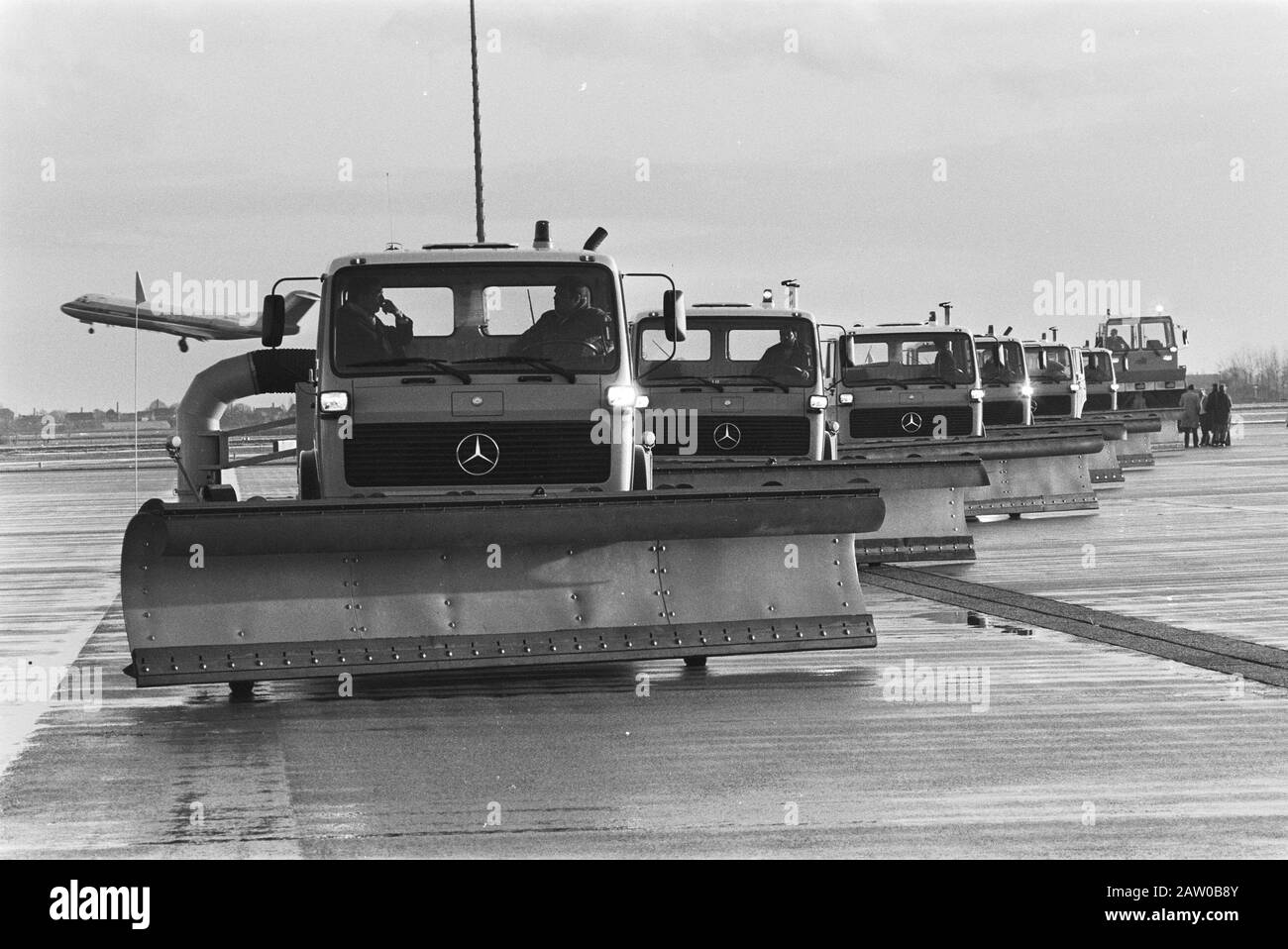 Snow clearing Fleet Schiphol Data: 6 dicembre 1983 Località: North-Holland, Schiphol Parole Chiave: Snow removing, aeroporti Foto Stock