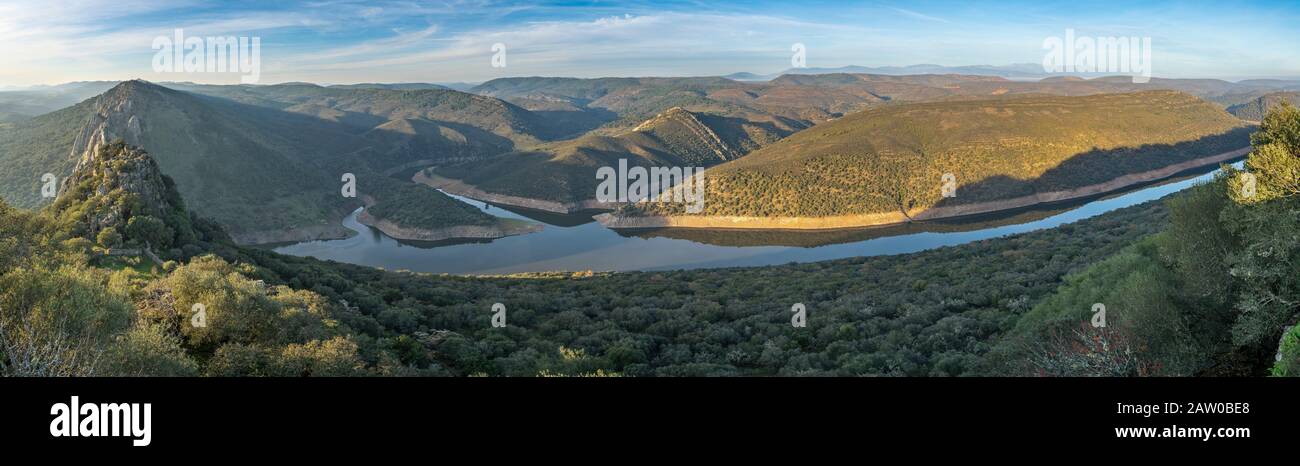 Viste incredibili durante il tramonto dei campi di campagna dell'Estremadura, dei suoi boschi e del fiume Tajo dall'impressionante Castello di Monfrague all'interno del Parco Nazionale di Monfrague Foto Stock