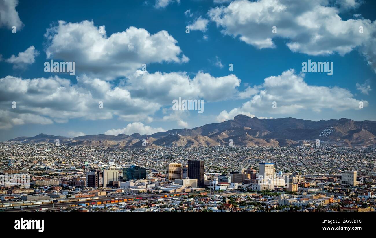Nuvole e cieli blu su El Paso, Texas e Juarez, Messico. Foto Stock