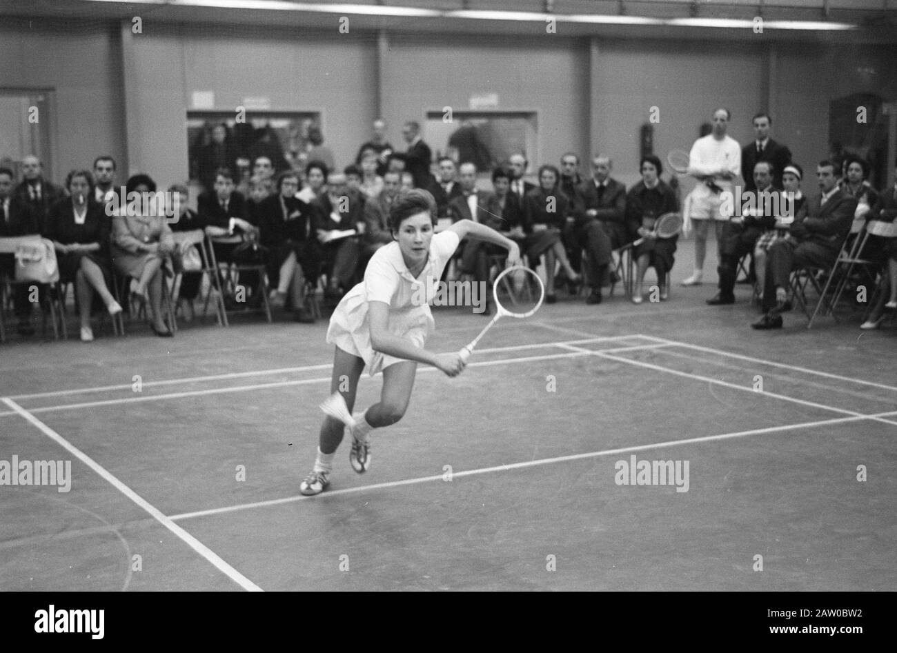 Campionati Nazionali Di Badminton A Eindhoven. Imre Rietveld Durante Le Finali Data: 10 Dicembre 1961 Luogo: Eindhoven Parole Chiave: Badminton Finals, Championships Foto Stock