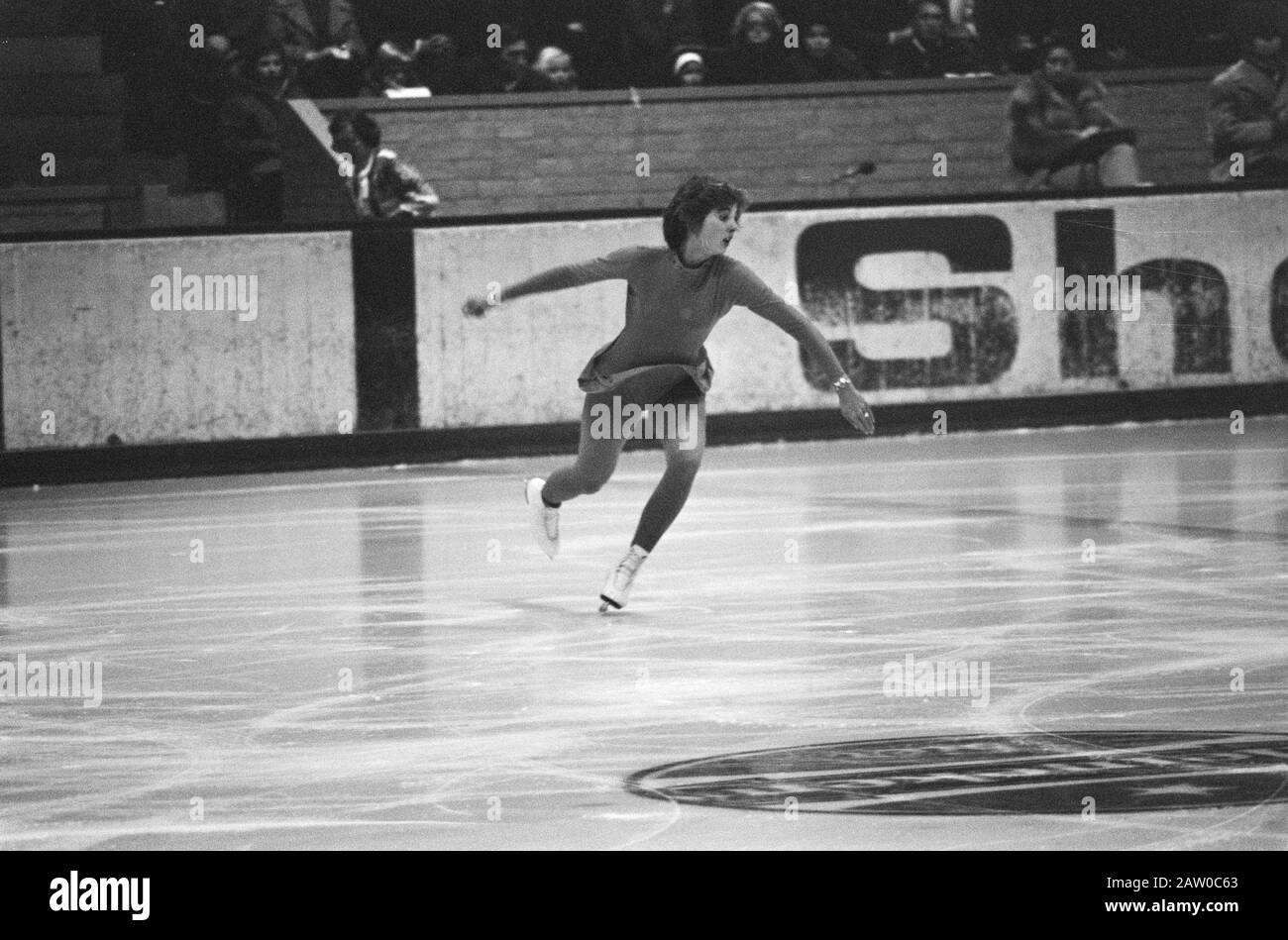 Campionati nazionali di pattinaggio, l'Aia; Ilona Block Coil in azione Data: 4 gennaio 1976 Località: L'Aia, Olanda del Sud Parole Chiave: Campionati, pattinaggio Foto Stock