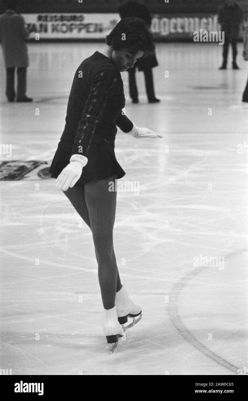 Campionati nazionali pattinare a l'Aia; Diane Lion in azione Data: 2 gennaio 1976 Località: L'Aia, Sud Olanda Parole Chiave: Campionati, pattinaggio Nome Persona: Diane Leo Foto Stock