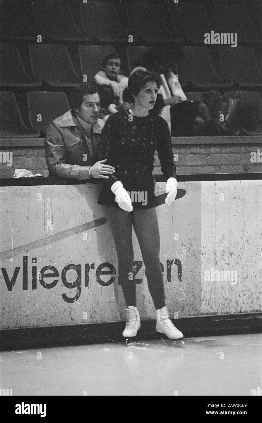 Campionati nazionali pattinare a l'Aia; Diane Lion e allenatore Doug Chapman Data: 2 gennaio 1976 Località: L'Aia, Olanda del Sud Parole Chiave: Campionati, pattinaggio, trainer Nome Persona: Chapman, Diane Leo Foto Stock