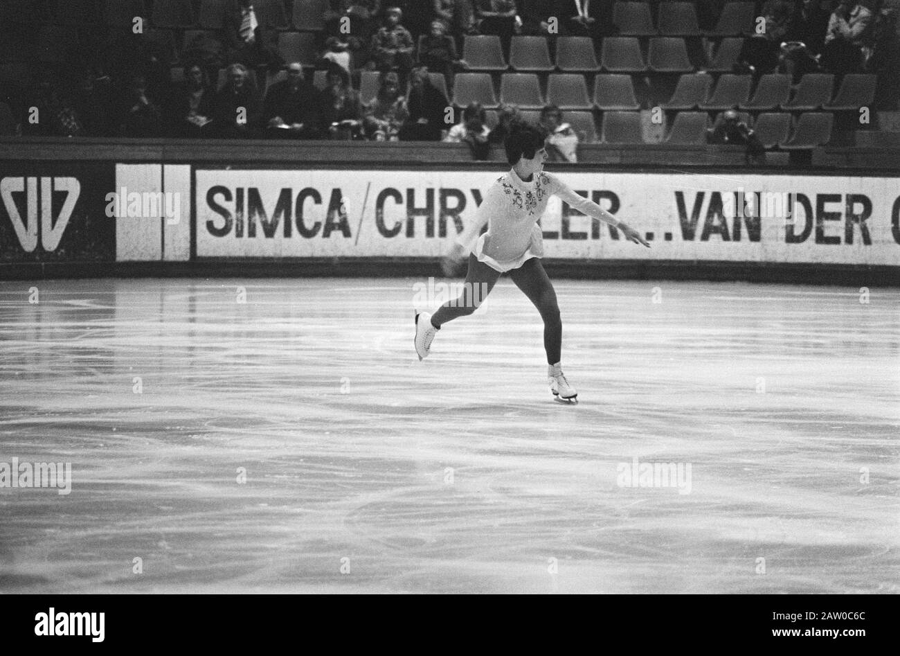 Campionati nazionali pattinaggio di figura, l'Aia; Diane Lion in azione Data: 4 gennaio 1976 Località: L'Aia, Olanda del Sud Parole Chiave: Campionati, pattinaggio Nome Persona: Diane Leo Foto Stock