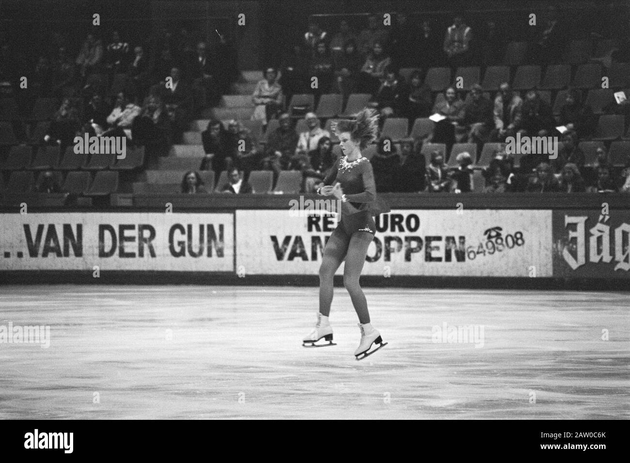 Campionato nazionale pattinaggio di figura, l'Aia; Anne Marie Verlaan in azione Data: 4 gennaio 1976 Località: L'Aia, Olanda del Sud Parole Chiave: Campionati, pattinaggio Foto Stock