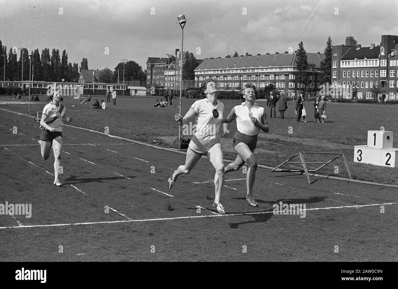 Campionati nazionali donne pentathlon, esclusivamente per Vrije Volk finish 200 metri Nel Spin sinistra e Miss De Graaf Data: 29 luglio 1962 Parole Chiave: Campionati, CINQUE CAMPI Nome istituzione: Persone libere Foto Stock