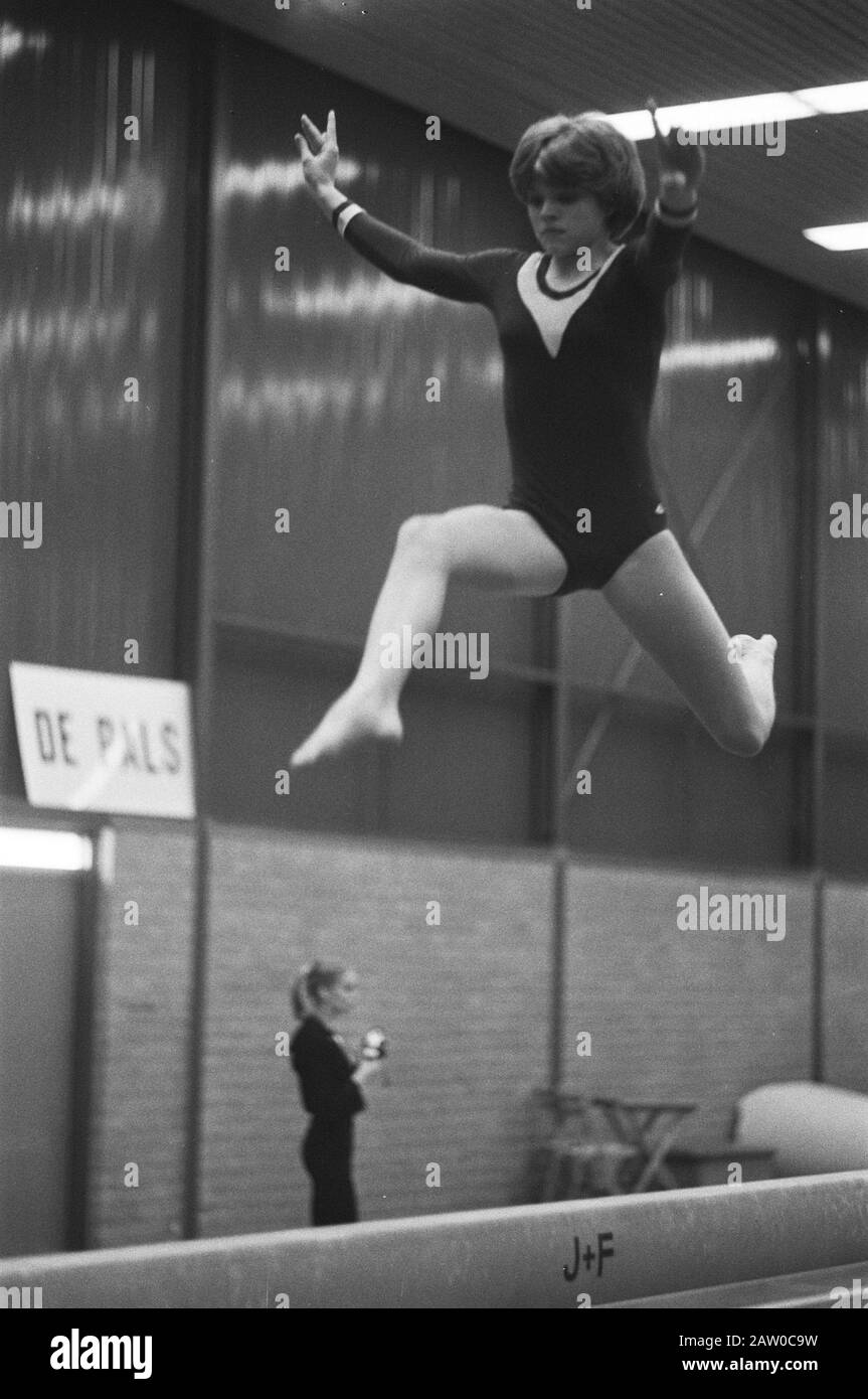 Campionati nazionali di ginnastica donne in Westervoort; Carry Black Hat in azione Data: 18 dicembre 1977 Parole Chiave: Campionati, TURNEN Foto Stock