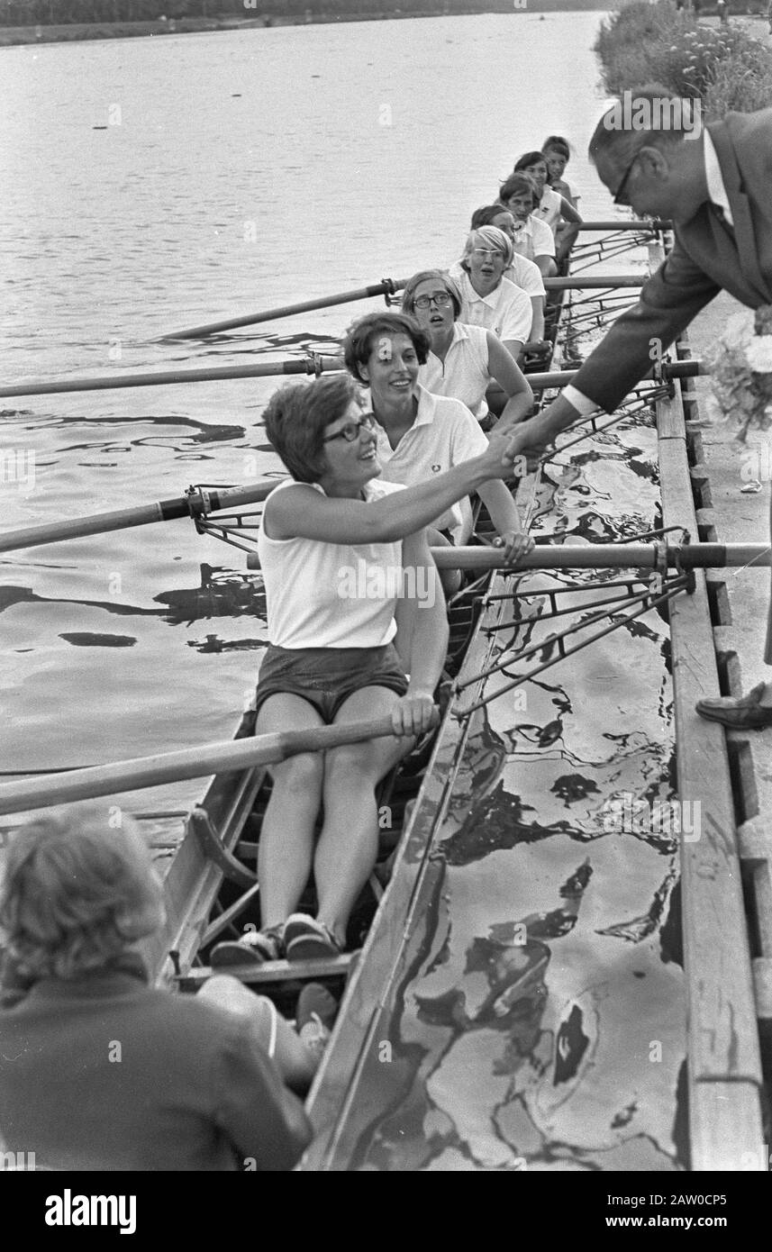 Campionati nazionali di aratura a Bosbaan. Nelle donne ritengono vinto il Vliet Data: 21 luglio 1967 Località: Amsterdam, Amsterdam Forest, Boscaan, North Holland Parole Chiave: Campionati di canottaggio Foto Stock