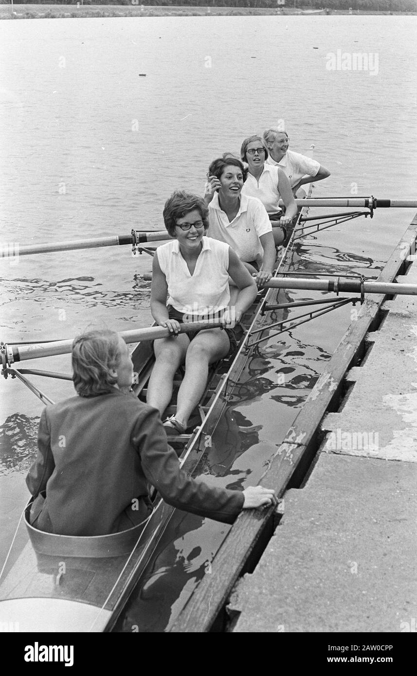 Campionati nazionali di canottaggio al Bosbaan di Amsterdam De Vliet ha vinto le quattro donne con timoniere Data: 22 luglio 1967 Località: Amsterdam, Amsterdam Forest, Bobaan, North Holland Parole Chiave: Campionati di canottaggio Foto Stock