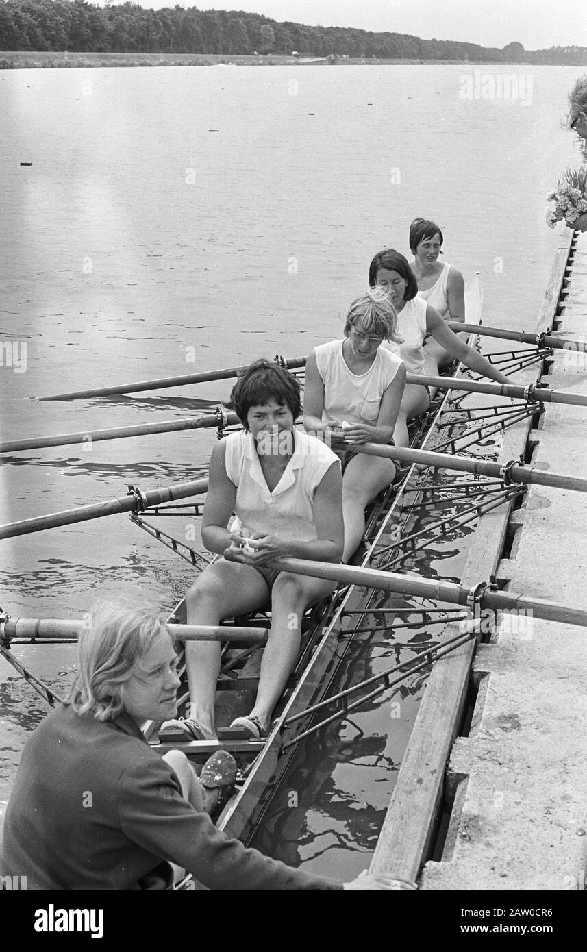 Campionato Nazionale di aratura al Bosbaan di Amsterdam Nel quad femminile è stato campione Argo Data: 22 luglio 1967 Località: Amsterdam, Amsterdam Forest, Boscaan, North Holland Parole Chiave : canottaggio, campione, campione scaffali Foto Stock