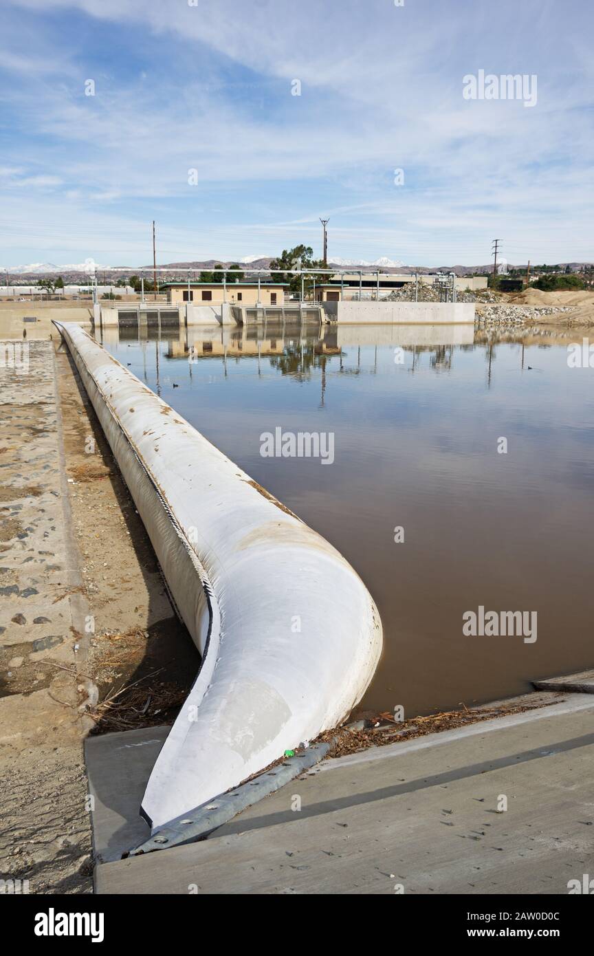 Immagine verticale di una diga gonfiabile sul fiume Santa Ana in Orange County California Foto Stock