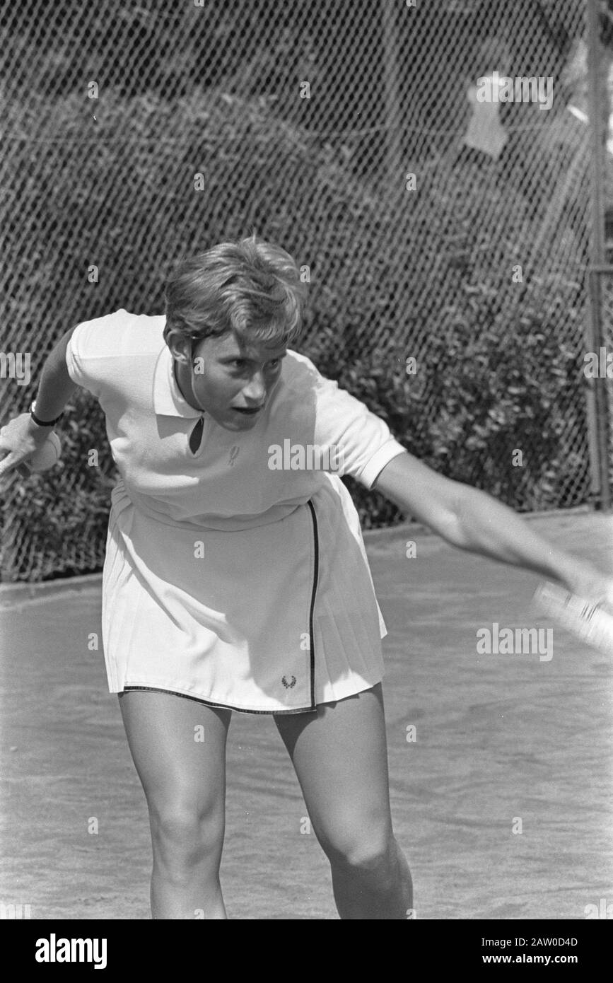 Nazionale Tennis Championships at Mets Jobs, Trudy Groenman in Action Data: 9 agosto 1966 Parole Chiave: Campionato di tennis Nome Persona: Groenman, Trudy Institution Nome: Mets Jobs Foto Stock