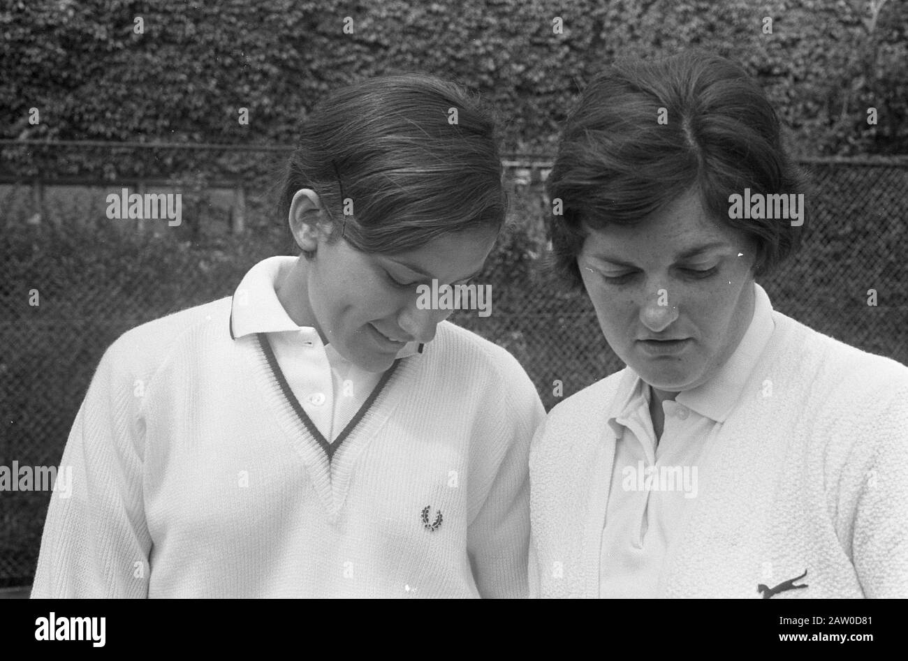 Campionati Nazionali Di Tennis Scheveningen. Numero 3.4 Sig.Ra Noordhoek Hegt (A Sinistra) E Sig.Ra Veentjes Spruyt Data: 7 Agosto 1967 Località: Scheveningen, Zuid-Holland Parole Chiave: Campionati, Tennis Foto Stock