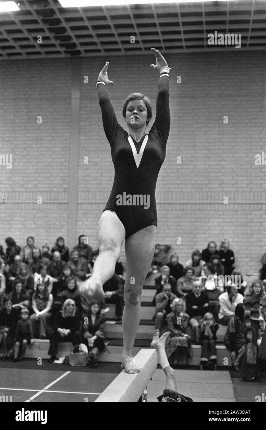 Campionati Nazionali Di Ginnastica Femminile A Utrecht; N° 17, 19:. ANS Dekker in azione, n. 20. Jeanette Ravenstijn in azione Data: 14 novembre 1976 posizione: Utrecht Parole Chiave: Turnen Foto Stock