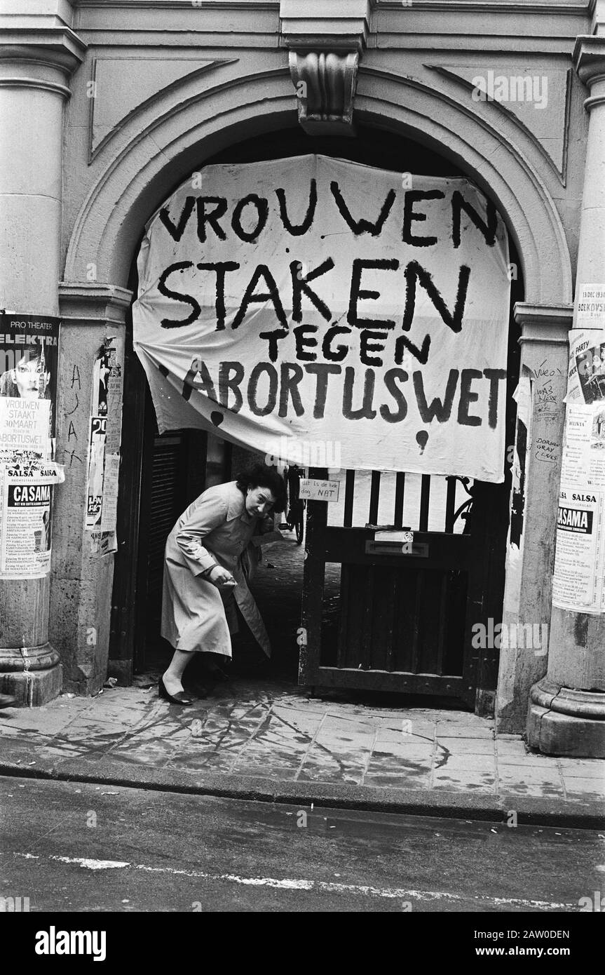 Nazionale donna sciopero, vecchio manhuispoort dove gli uomini un credo curato con banner Data: 30 marzo 1981 Parole Chiave: Creches, UOMINI, banner Persona Nome: MANHUISPOORT Foto Stock