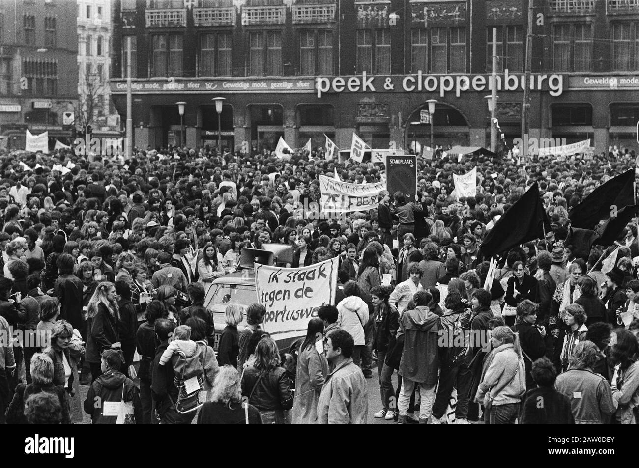 National woman strike, manifestanti alla Diga Data: 30 marzo 1981 luogo: Amsterdam, Noord-Holland Parole Chiave: Manifestanti, scioperi, donne Foto Stock
