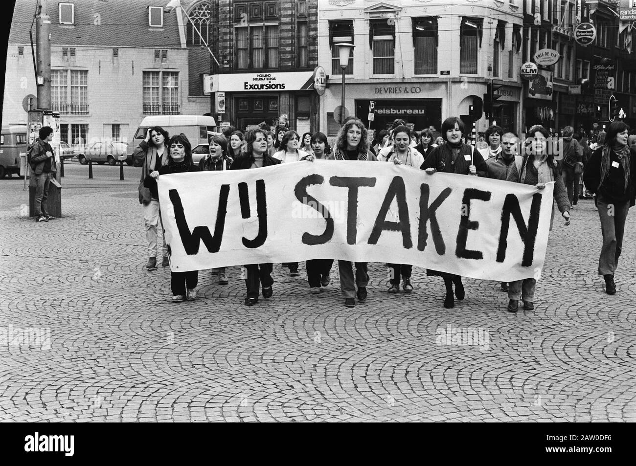 National woman strike, manifestanti ad Amsterdam in route Data: 30 marzo 1981 luogo: Amsterdam, Noord-Holland Parole Chiave: Manifestanti, scioperi, donne Foto Stock
