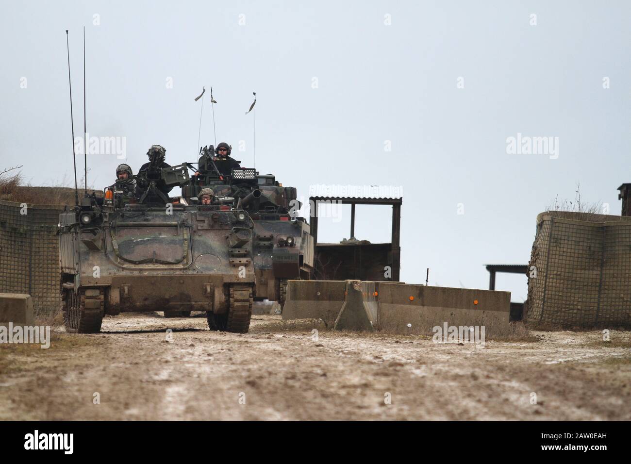 Soldati dell'esercito degli Stati Uniti assegnati al battaglione 1st, Reggimento di fanteria 4th rispondono al fuoco durante l'esercitazione di addestramento Ha Unito La Risoluzione XIII al centro Multinazionale congiunto di Readiness a Hohenfels, Germania il 2 febbraio 2020. Combined Resolve XIII è un dipartimento della sede centrale dell'esercito diretto Operazioni Multinazionali Unified Land con gli Stati Uniti Regionalmente Allineati Brigata della forza a sostegno degli obiettivi del comando europeo (EUCOM). Lo scopo dell'esercizio è quello di preparare 2nd Armored Brigade Combat Team, 1st Calvary Division insieme ad altre 16 nazioni alleate e partner per combattere e vincere nella Foto Stock