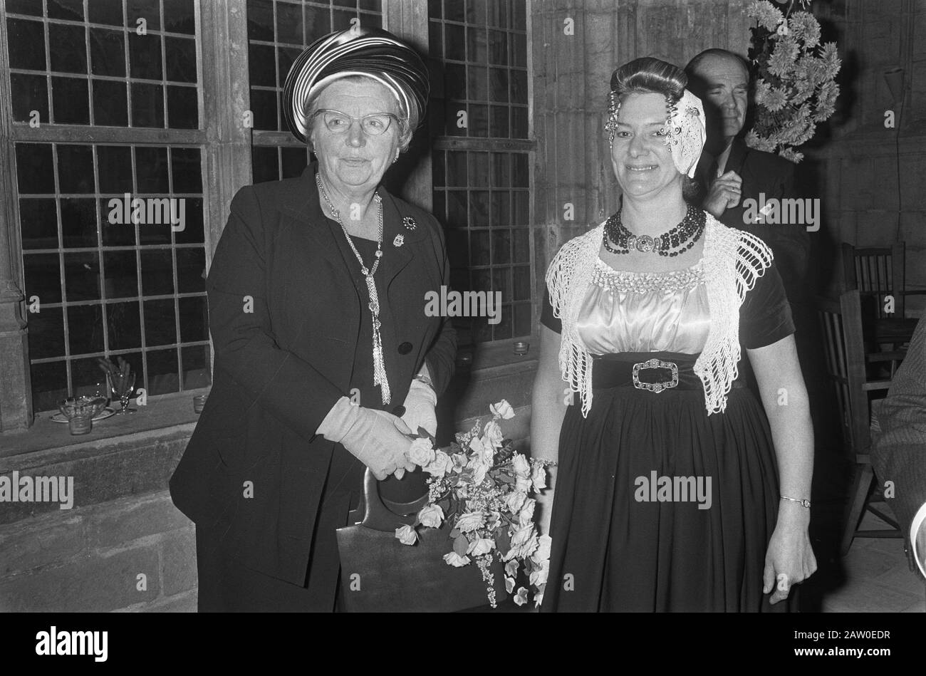 Queen Juliana visita la Zelanda per celebrare l'anniversario della liberazione della Zelanda 25 anni fa. Queen Juliana con donne in abito tradizionale Data: 1 novembre 1969 luogo: Zeeland Parole Chiave: Liberazioni, memoriali, costumi, regine, donne Nome Persona: Juliana (regina Paesi Bassi) Foto Stock
