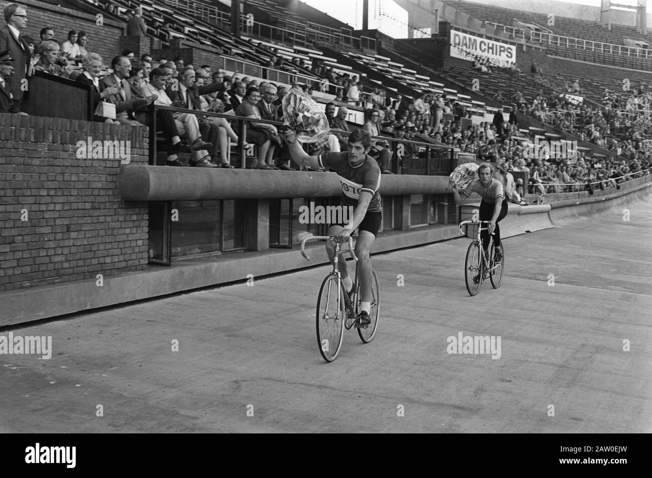 Campionati ciclistici Ned. In pista allo Stadio Olimpico; Francia d.. Losanga durante il giro d'onore, r. K. Bar Data: 31 luglio 1970 Parole Chiave: Dilettanti, CAMPIONATI, CICLOTURISMO Nome: Frans van der Ruit, K. Beam Institution Nome: Olympic Stadium Foto Stock