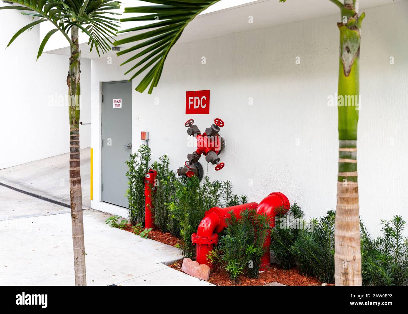 Vigili del fuoco collegamento all'esterno di un edificio commerciale, per fornire acqua di emergenza all'edificio. Foto Stock Vigili del fuoco collegamento all'esterno di un edificio commerciale, per fornire acqua di emergenza all'edificio. Foto Stock