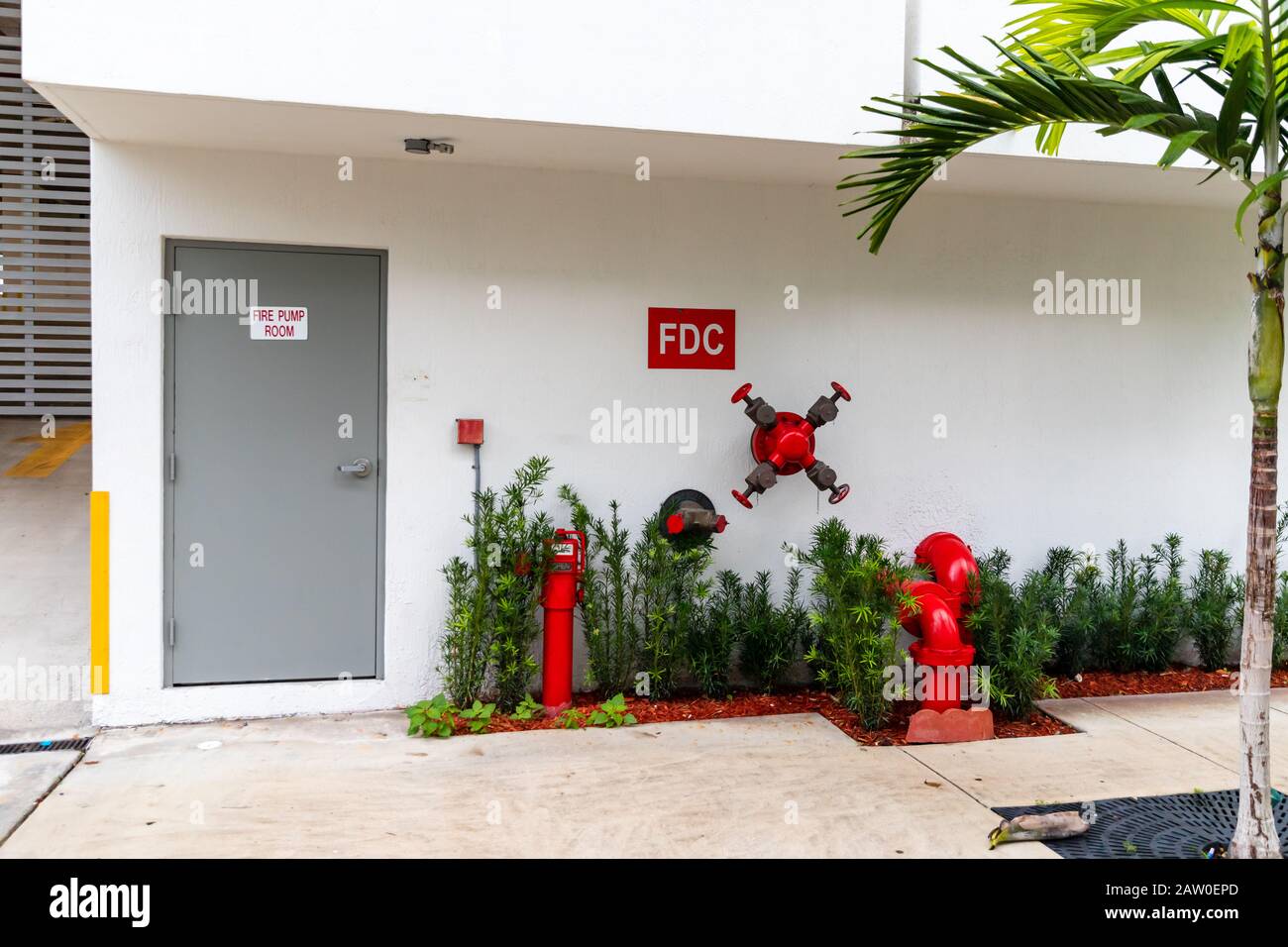 Vigili del fuoco collegamento all'esterno di un edificio commerciale, per fornire acqua di emergenza all'edificio. Foto Stock Vigili del fuoco collegamento all'esterno di un edificio commerciale, per fornire acqua di emergenza all'edificio. Foto Stock