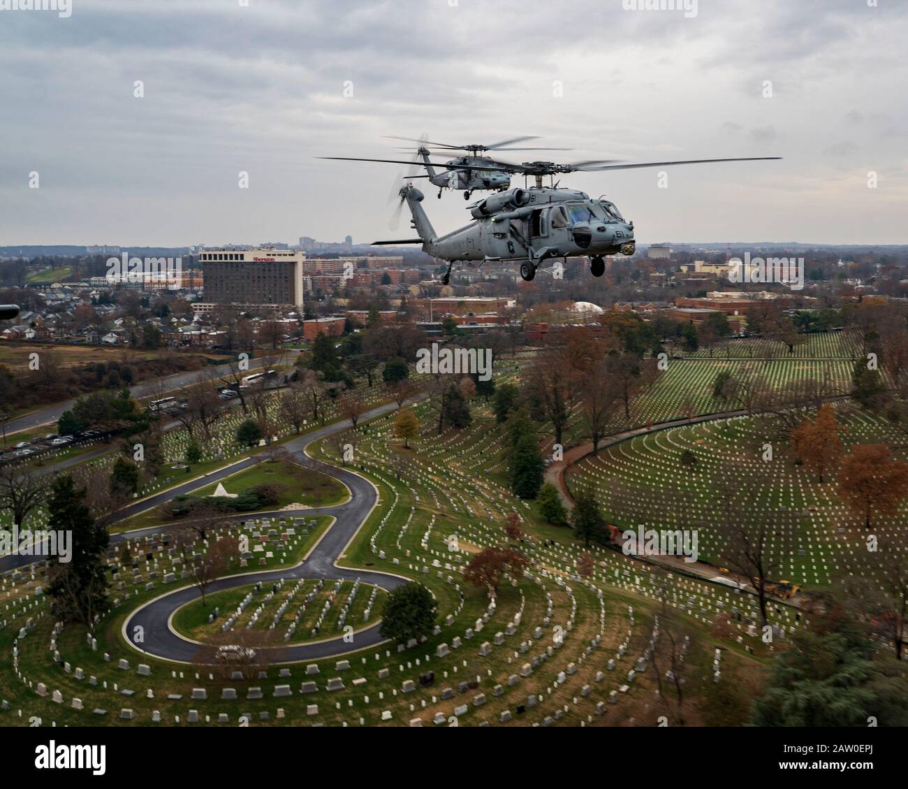 191210-N-VQ790-1067 WASHINGTON (DIC 10, 2019) MH-60S elicotteri Knighthawk assegnati ai "Fleet Angels", di Helicopter Sea Combat Squadron (HSC) 2, in basso, e il "Dragon Whales" di HSC-28, in cima, al funerale del CDR Charles S. Sapp, USN (Ret.) al Cimitero Nazionale di Arlington. HSC-2 è lo squadrone di ricambio della flotta della costa orientale della marina che impiega il MH-60S in una varietà di missioni come Fleet Logistics Support, SAR, Medical Evacation (MEDEVAC), Special Warfare Support, Surface Warfare (SUW), e Humanitarian Assistance/Disaster Relief (ha/DR). (STATI UNITI Foto della Marina di messa Communicatio Foto Stock