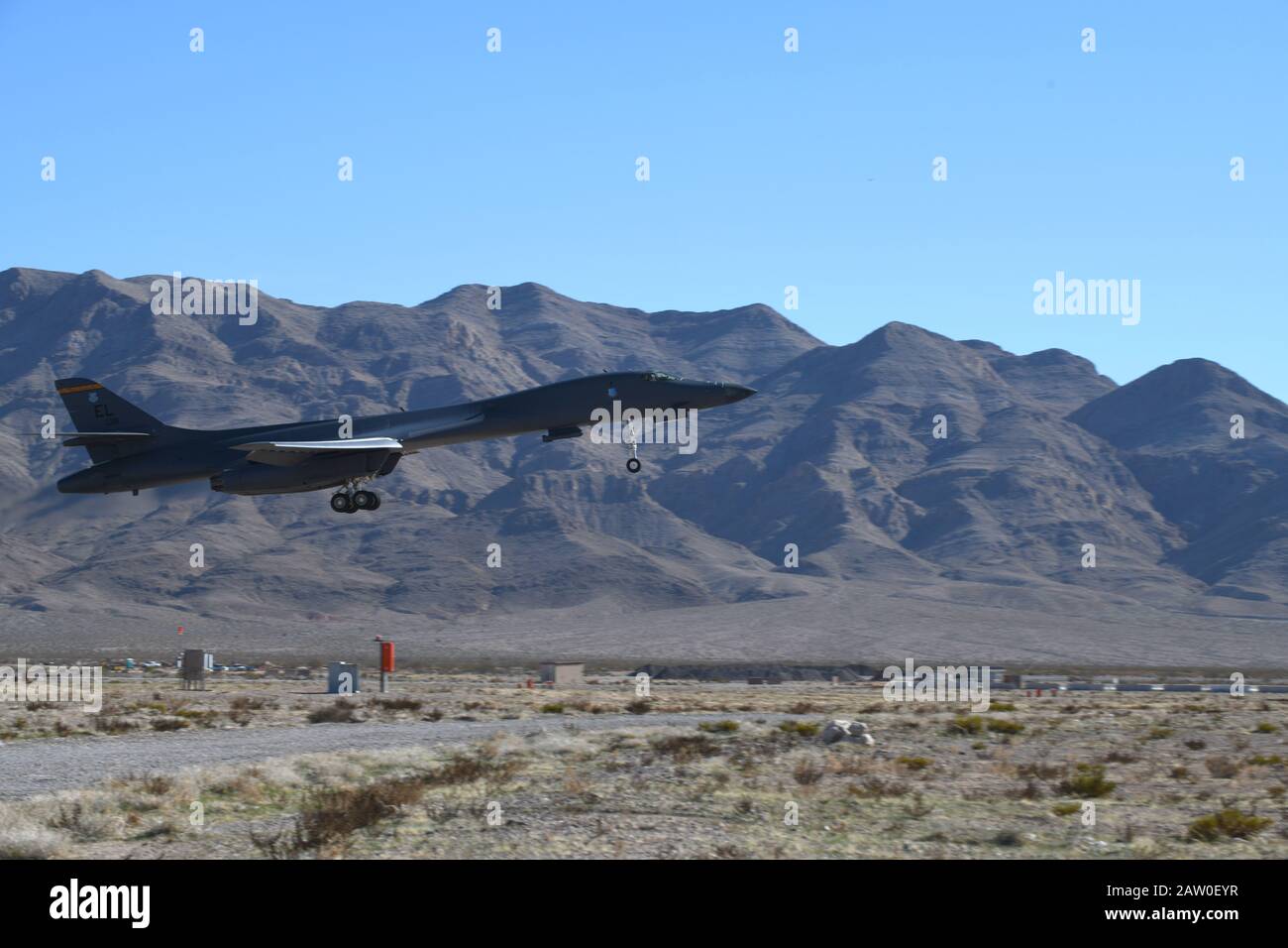 Un B-1B Lancer raggiunge Nellis Air Force base, Never., in anticipo di Red Flag 20-1 il 23 gennaio 2020. Lo scopo dell'esercizio è massimizzare la prontezza di combattimento, le capacità e la capacità di sopravvivenza delle unità partecipanti. (STATI UNITI Air Force photo by Airman 1st Class Christina Bennett) Foto Stock
