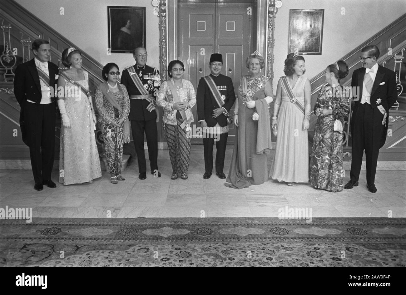 La regina Juliana offre al presidente Suharto una cena di gala a Huis ten Bosch, l'Aia: V.l.n.r. Principessa Beatrix, Principe Claus, Siti Hardijanti Hastuti (Tutut) Figlia Maggiore Di Suharto, Principe Bernhard, Siti Hartini (Ten) Moglie Di Suharto, Presidente Suharto, Regina Juliana, Principessa Irene, Principessa Margriet, Pieter Van Vollenhoven Data: 3 Settembre 1970 Posizione Den Haag, Olanda Del Sud Parole Chiave: Cene di gala, ritratti di gruppo, ritratti reali, presidenti, principi, principesse, visite di stato Persona Nome: Beatrix (Principessa ereditaria Olanda), Bernhard (principe Olanda), Claus (principe Olanda) H. Foto Stock