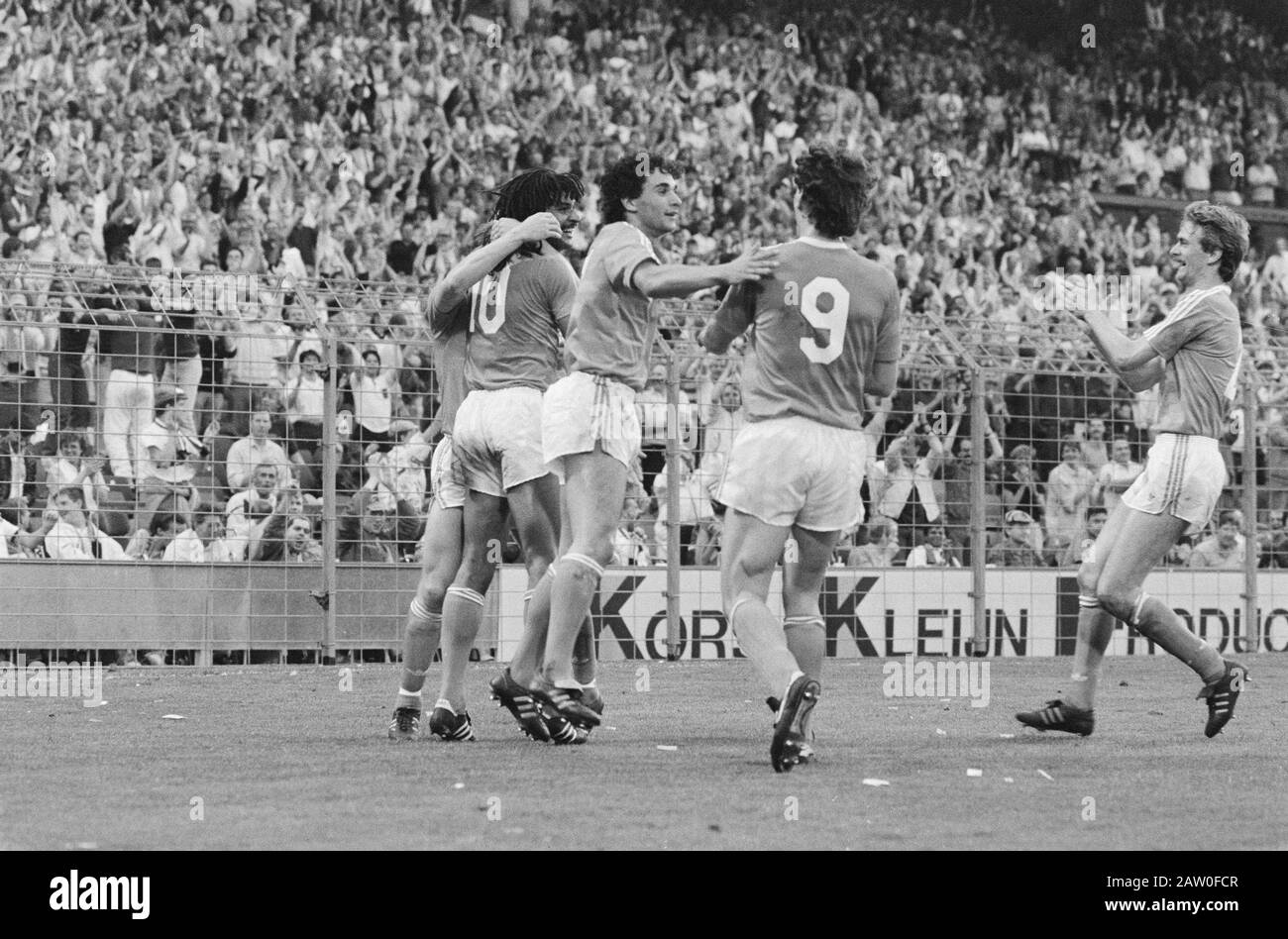 Paesi Bassi contro Ungheria 2-0; gioia dopo Gullit primo obiettivo; v.n.r. Gullit, Vanenburg, Van Basten, Wouters Data: 29 Aprile 1987 Luogo: Ungheria, Paesi Bassi Parole Chiave: Sport, Football Nome: Basten, Marco Van, Gullit, Vanenburg, Gerald Foto Stock
