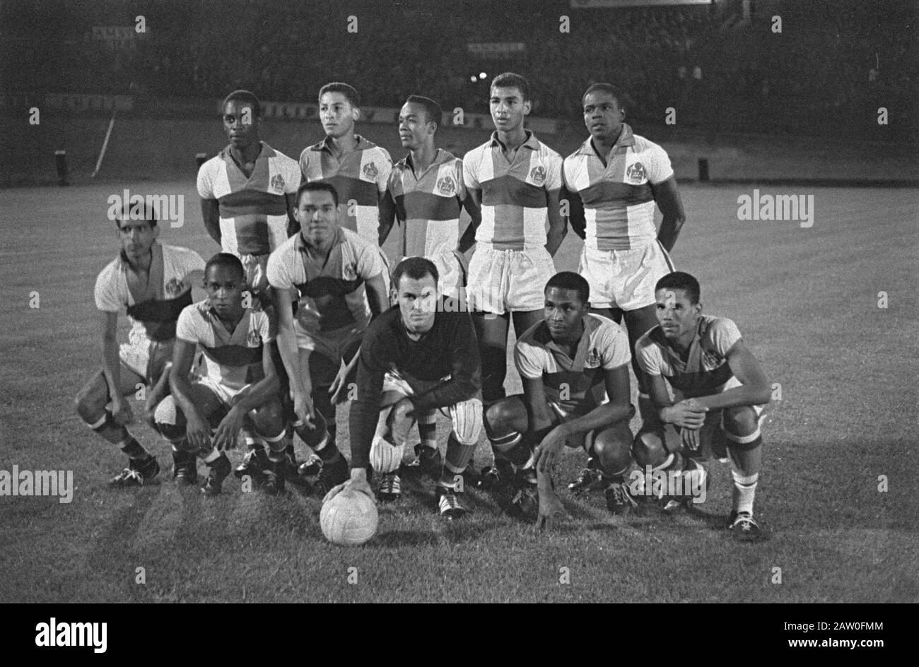 Paesi Bassi contro Antille Olandesi 8-0, team e team Nederl 10:12 Antille Olandesi 14:16 Data: 5 settembre 1962 Ubicazione: Paesi Bassi, Antille Olandesi Parole Chiave: Squadre, sport, calcio Foto Stock