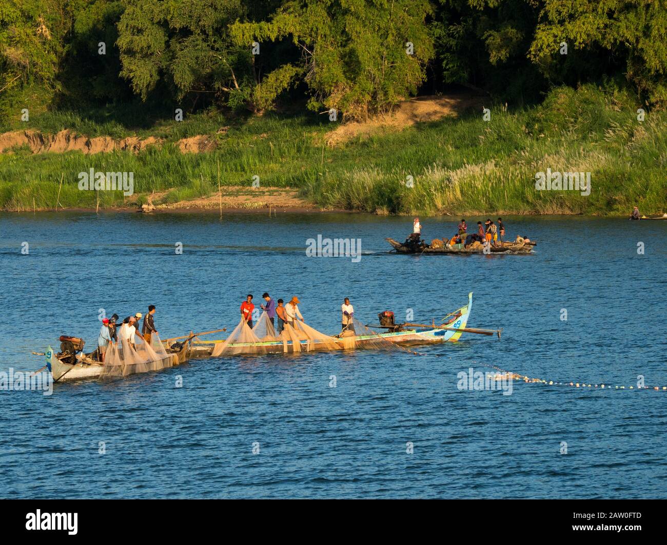 Piccole barche da pesca con reti lungo il fiume Mekong in Cambogia Foto Stock