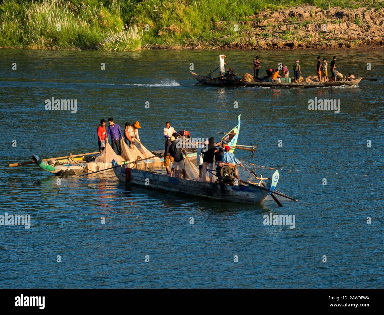 Piccole barche da pesca con reti lungo il fiume Mekong in Cambogia Foto Stock