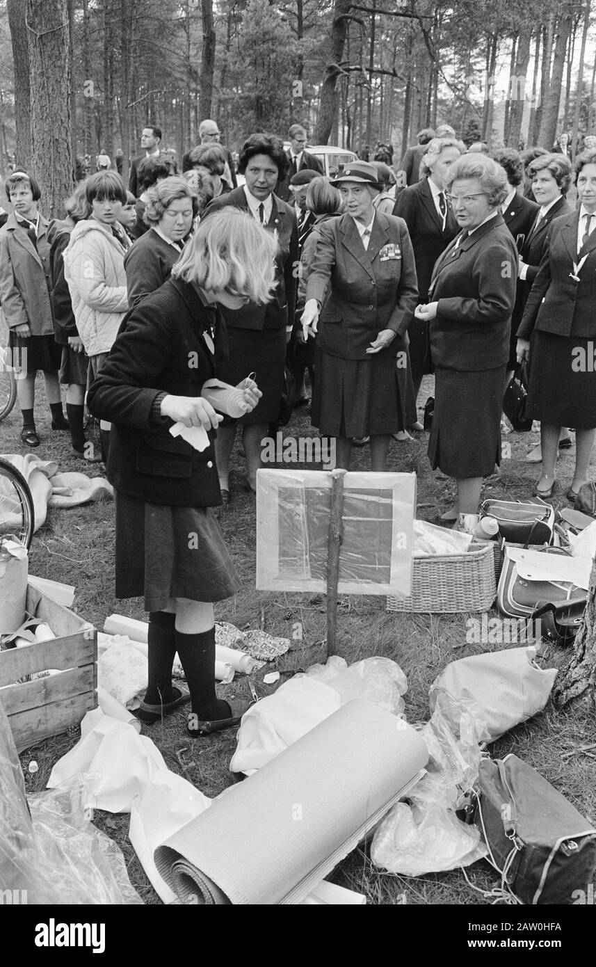 Queen Juliana E Visitare Olandese Pathfinder Star Guild Ommen, Sua Maestà E Lady Baden Powell, Anche La Signora Den Haan Green Data: 31 Maggio 1966 Posizione: Ommen Visita, Regine, Scout Nome Persona: Baden Powell Lady Rooster Green Den, Juliana (Regina Olanda), Juliana, Regina Foto Stock