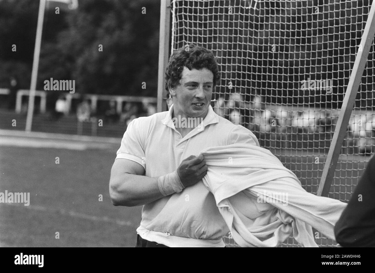 Dutch record shot Put, Olympic title and Golden Spike for Erik de Bruin; Erik de Bruin, close Date: 9 Giugno 1984 Parole Chiave: Ball IMPACT Person Name: Erik de Bruin Foto Stock