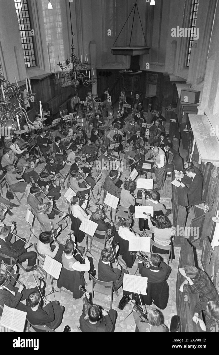 Dutch Student Orchestra in Ruin Church a Bergen, guarda a destra il direttore Data: 3 gennaio 1967 posizione: Montagne Parole Chiave: Studenti, direttori, orchestre Foto Stock