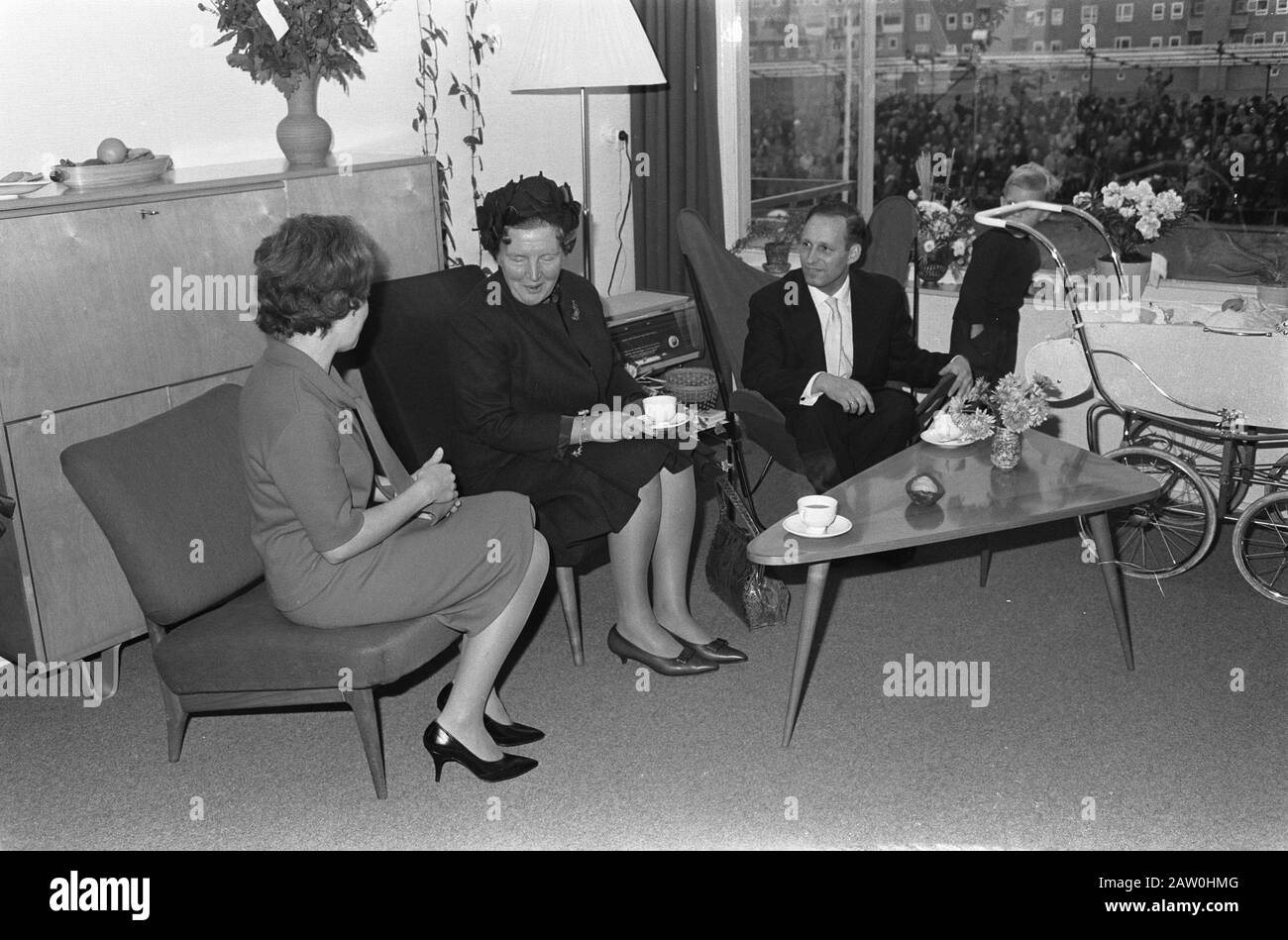 Queen Juliana Visita il milionesimo casa Zwolle Data: 8 novembre 1962 Località: Overijssel, Zwolle Parole Chiave: Visita, regine, ricostruzione, alloggio Nome: Juliana (queen Olanda) Foto Stock