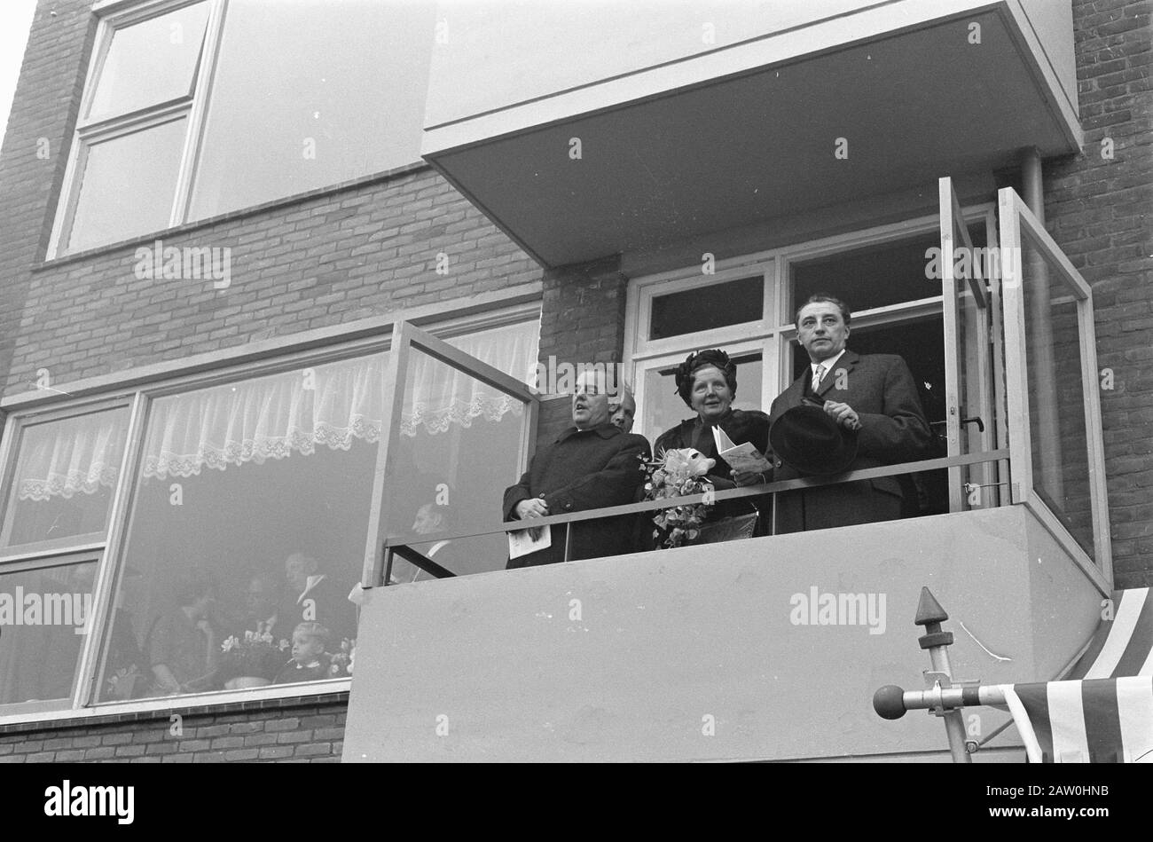 Queen Juliana Visita il milionesimo casa Zwolle Data: 8 novembre 1962 Località: Overijssel, Zwolle Parole Chiave: Visita, regine, ricostruzione, alloggio Nome: Juliana (queen Olanda) Foto Stock
