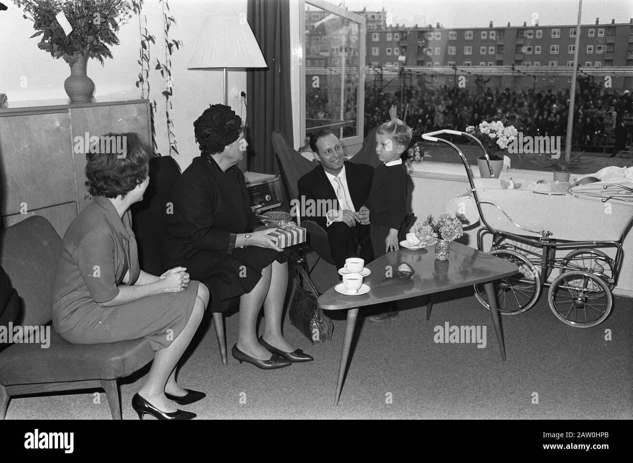 Queen Juliana visitare la millionesima casa a Zwolle, il quattro anni Erik ha la regina uno stagno con dolci Zwolle a Data: 8 novembre 1962 posizione: Overijssel, Zwolle Parole Chiave: Visita, regine, ricostruzione, alloggio Nome Persona: Juliana (regina Olanda) Foto Stock