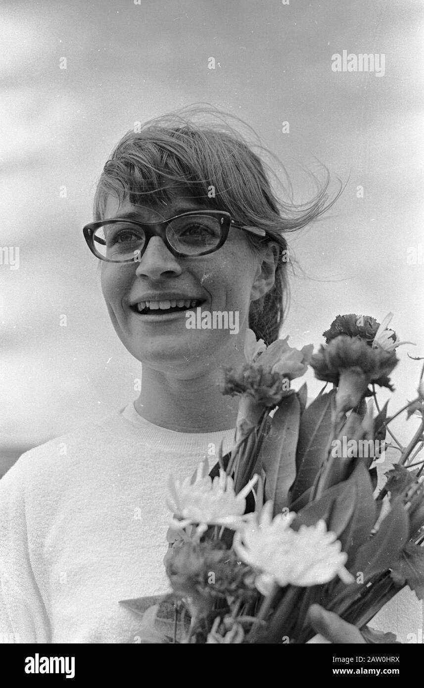 Campionato Olandese Di Atletica A Rotterdam. 100m donne Wilma van den Berg vince Data: 13 agosto 1967 Località: Rotterdam, South Holland Parole Chiave: Campionati di atletica Nome Persona: Berg, Wilma van den Foto Stock