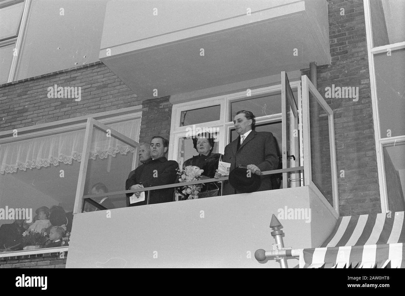 Queen Juliana visitare la milionesima casa a Zwolle, sul balcone Data: 8 novembre 1962 posizione: Overijssel, Zwolle Parole Chiave: Balconi, visite, regine, ricostruzione, alloggio Nome Persona: Juliana (queen Olanda) Foto Stock