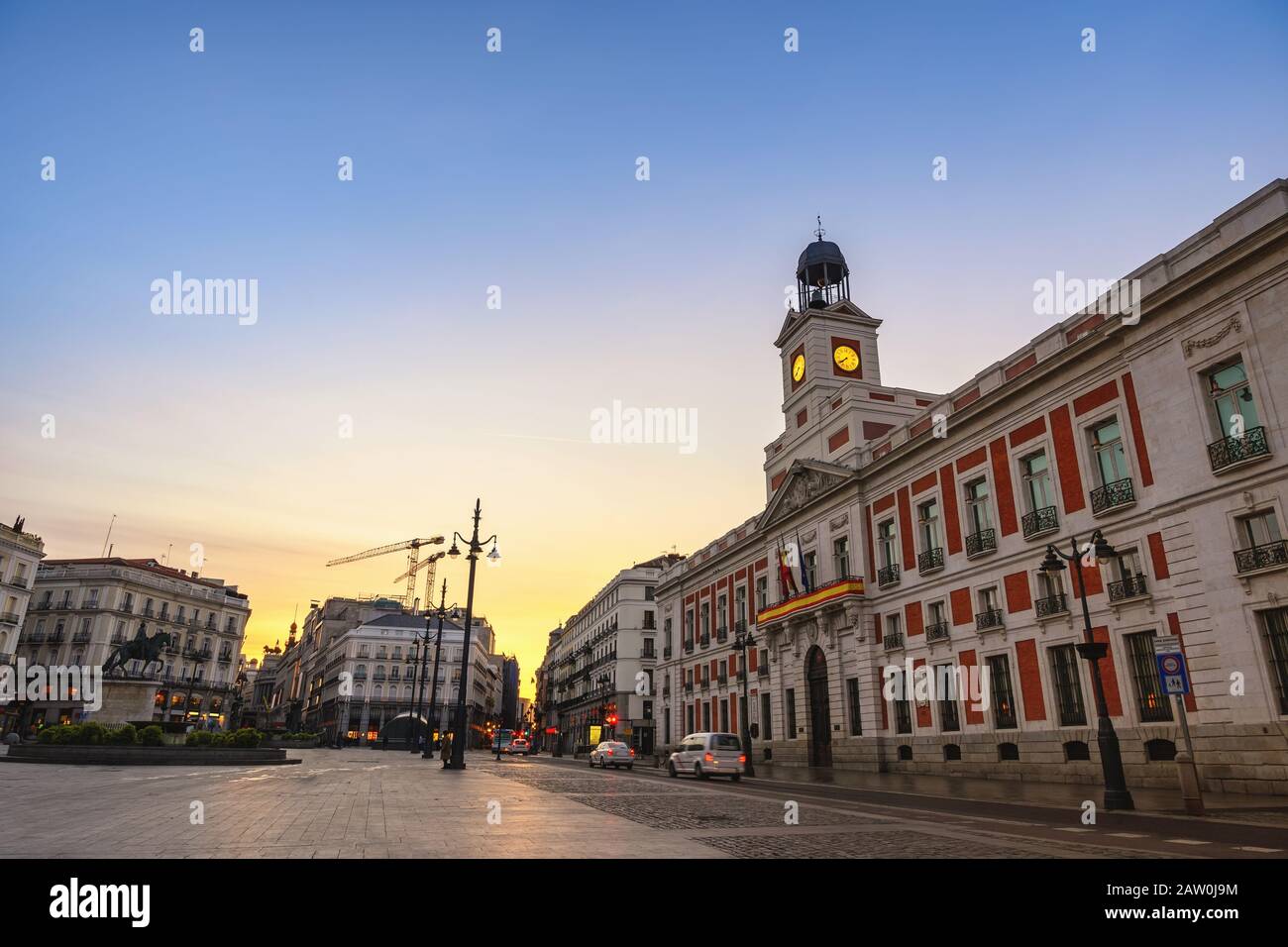 Madrid Spagna, alba skyline della città a Puerta del Sol e Torre dell'Orologio della porta del sole Foto Stock