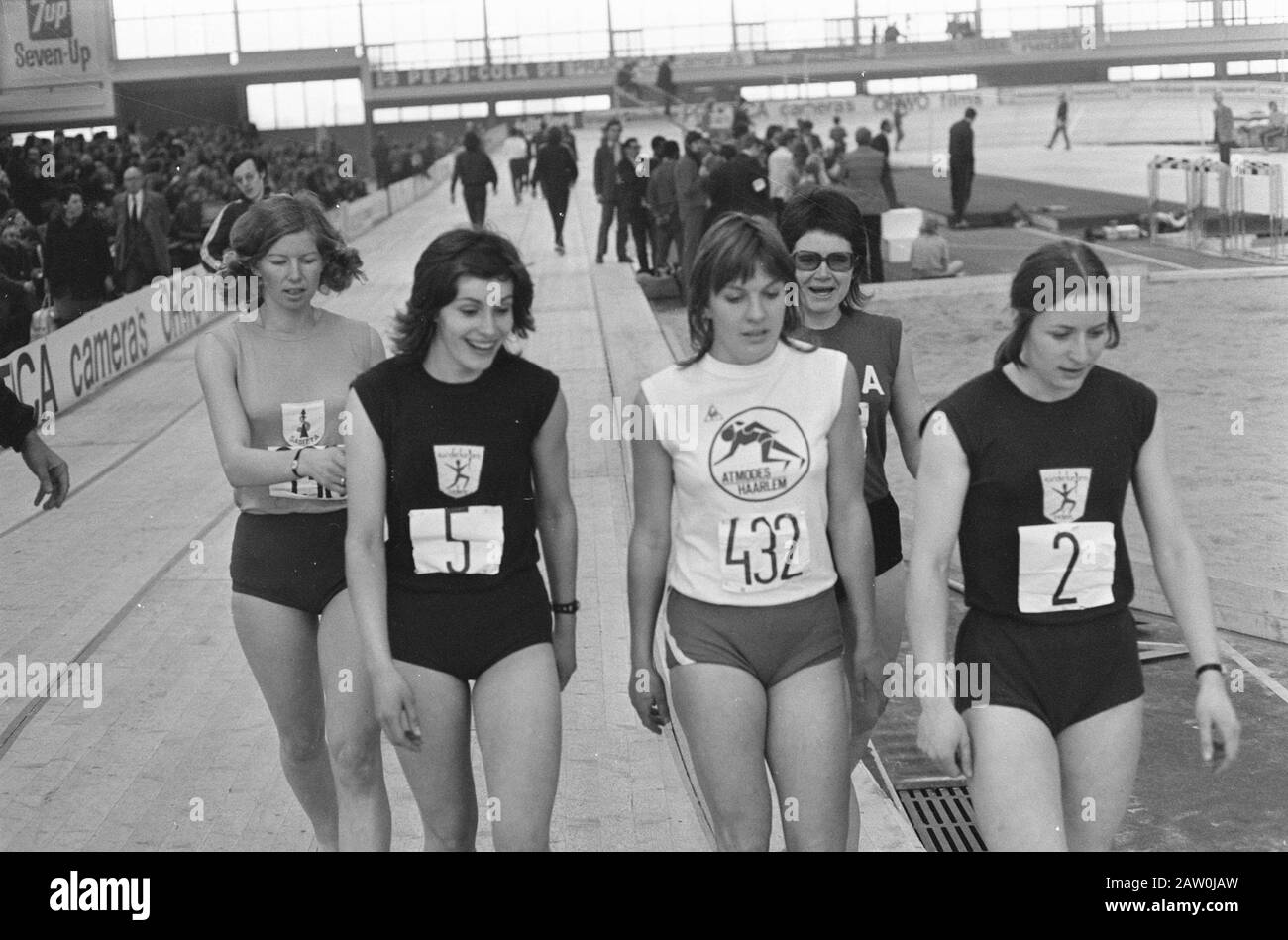 Campionati olandesi di atletica indoor a Leiden Groenoordhal, Mieke Sterk dopo 60 metri ostacoli Data: 27 febbraio 1972 Parole Chiave: Campionati, atletica, ostacoli Nome Persona: Strong, Mieke Foto Stock