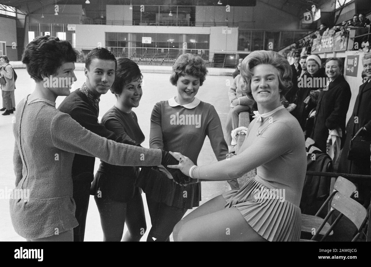 Campionato Olandese Di Pattinaggio Hague V.l.n.r. R.M. Henry W. Toledo T. Gerard I. Verbeek e Sjoukje Dijkstra Data: 21 marzo 1962 luogo: L'Aia, Olanda del Sud Parole Chiave: Campionati, skating Person Nome: Dijkstra, Sjoukje, Hoky I. Verbeek, R.M. Henry W. Toledo Foto Stock