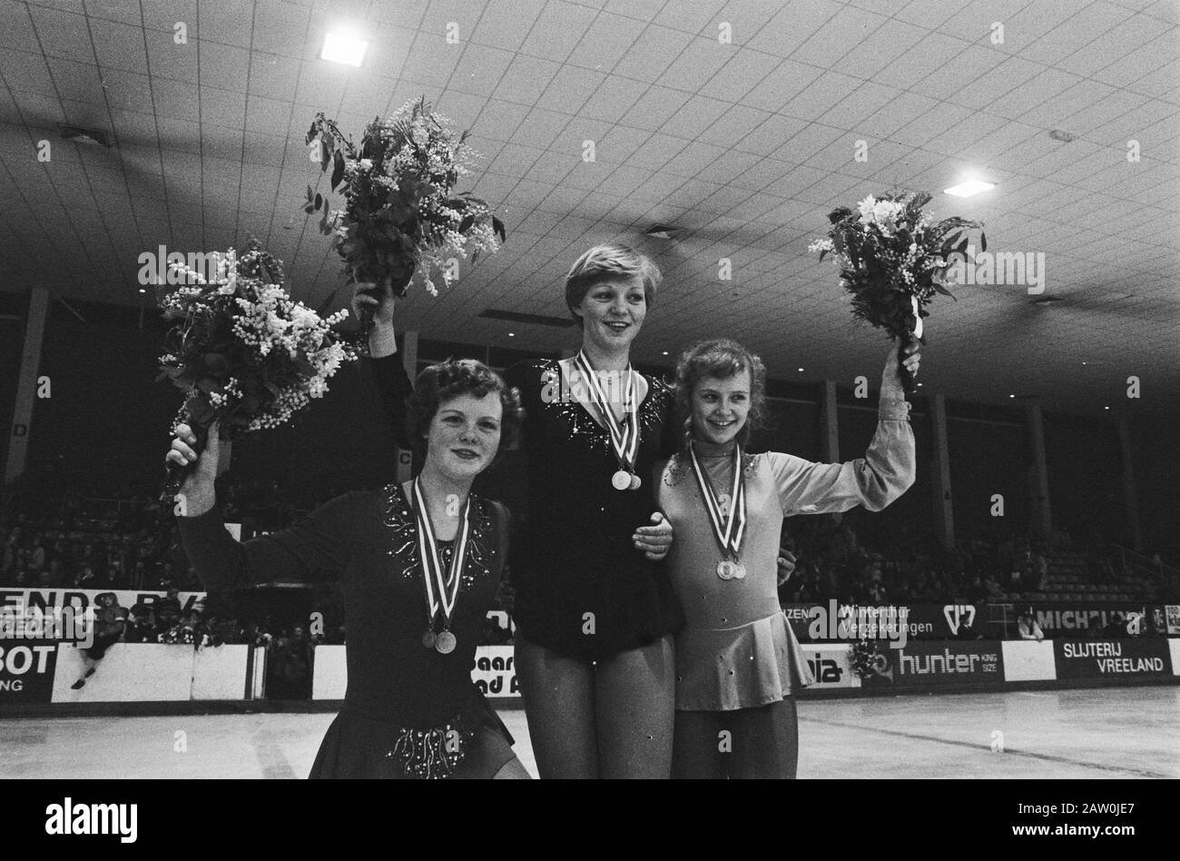 Campionato olandese pattinaggio; v.l.n.r. Sophia Verlaan (2nd), Anne Marie Verlaan (1st) e Rudina Pasveer (3) Data: 15 gennaio 1977 Parole Chiave: Pattinaggio di figura, pattinaggio di figura Nome Persona: Pasveer, Rudwina, Verlaan, Anne Marie, Verlaan, Sophie Foto Stock