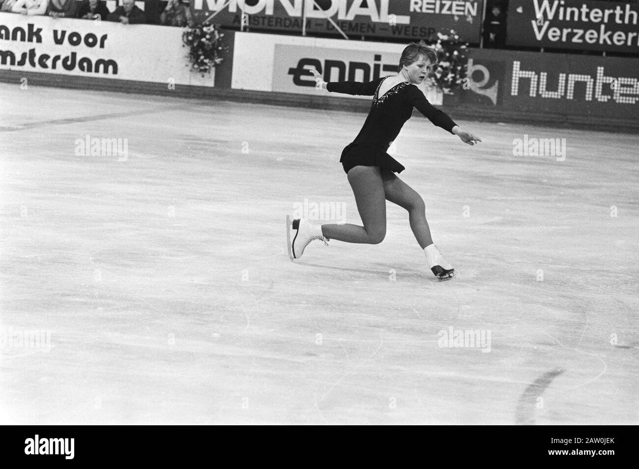 Campionati olandesi pattinaggio di figura; Anne Marie Verlaan in azione Data: 15 gennaio 1977 Parole Chiave: Pattinaggio di figura, pattinaggio di figura Nome Persona: Verlaan, Anne Marie Foto Stock