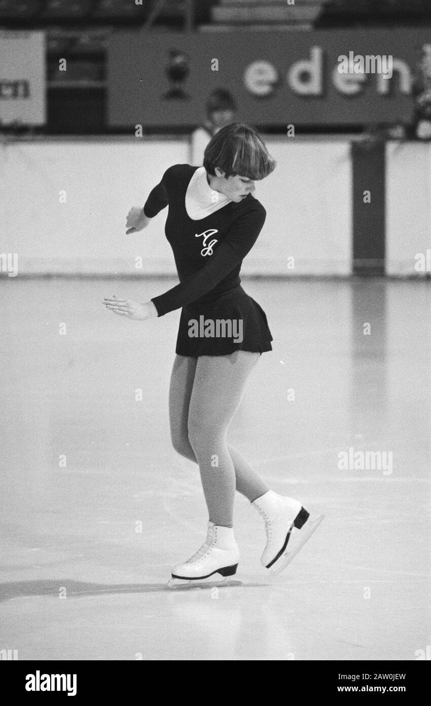 Campionato olandese pattinaggio; Astrid Jansen in de Wal in azione durante le figure obbligatorie Data: 12 gennaio 1979 Parole Chiave: Campionati, skating Person Nome: Astrid Jansen Foto Stock