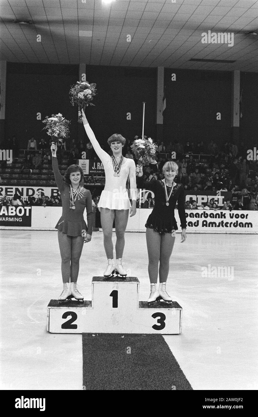 Campionato olandese pattinaggio; Signore durante la cerimonia. Da sinistra a destra. Rudina Pasveer, Astrid Jansen in de Wal, Herma van der Horst Data: 13 gennaio 1979 Parole Chiave: Cerimonie, pattinaggio, pattinaggio su ghiaccio, sport Nome Persona: Horst, Herma van der Jansen in de Wal, Astrid, Pasveer, Rudina Foto Stock