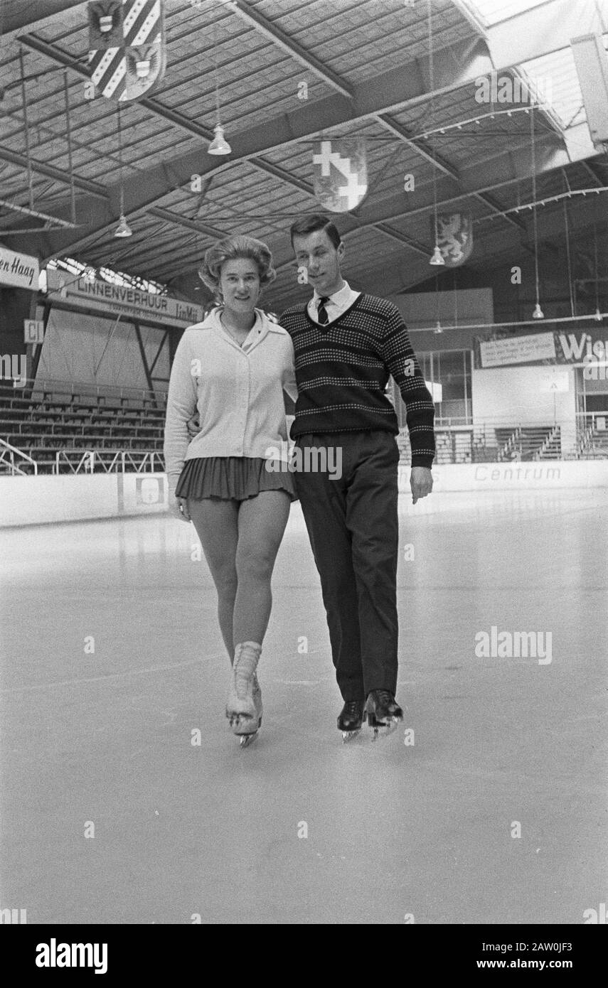 I campionati olandesi pattinano alla Hague Hok No. 2, 3, 4 Wouter Toledo e Sjoukje Dijkstra. Data: 17 Marzo 1964 Parole Chiave: Campionati, Skating Person Nome: Dijkstra, Sjoukje, Toledo, Wouter Foto Stock